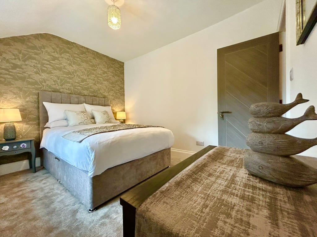 Spacious neutral double bedroom at Sweet Cottage